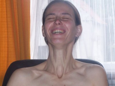 Křečovitě se směju